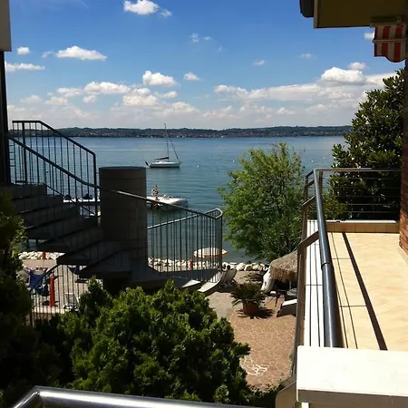 Le Petit Du Lac 4*