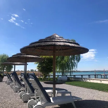 Le Petit Du Lac 3*