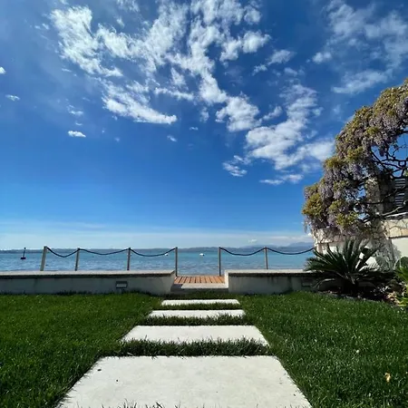 Le Petit Du Lac 4*