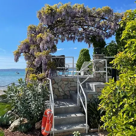 Le Petit Du Lac Bed & Breakfast 3*