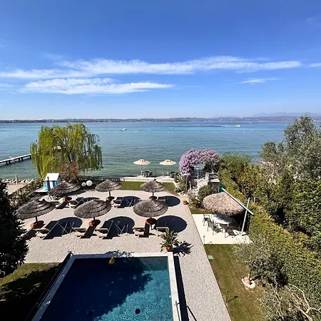 Le Petit Du Lac 4*